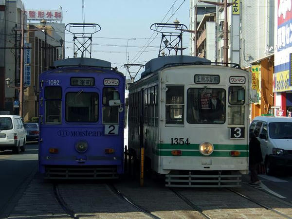 健軍町電停にてその2 田崎橋に向かって去っていく1092と上熊本から到着した1354