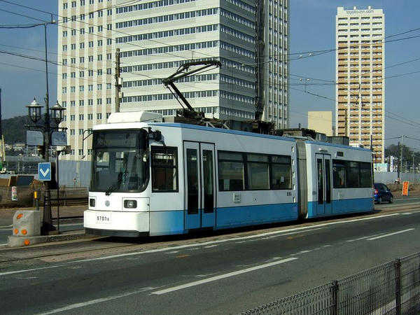 田崎橋電停に到着した列車