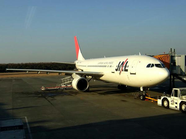 熊本空港で出発を待つJAL1814便のA300-600R