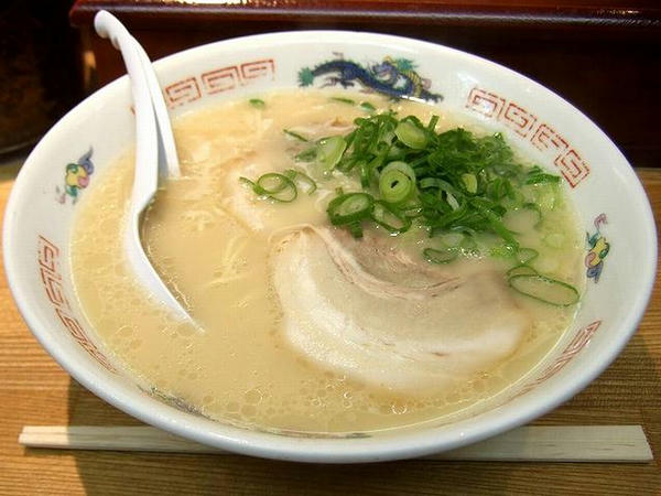 博多駅のホームでいただいたラーメン