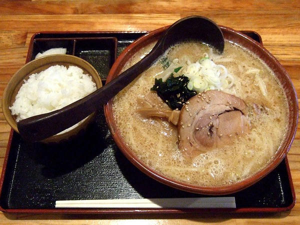 熟成田舎味噌らーめん幸麺の味噌らーめん餃子セット960円（餃子を除く）