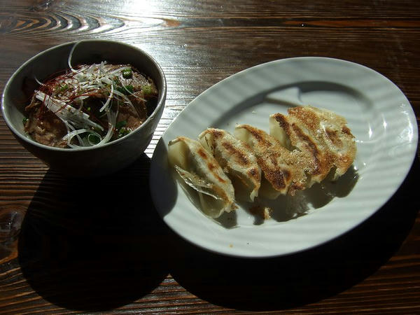 ギョーザ 300円 と チャーシュー丼（小） 300円