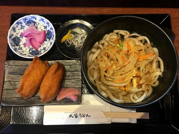 天ぷらうどん 700円 ＋ いなり寿司（2個） 100円