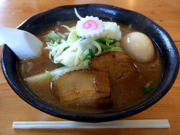 らーめん（並盛） 680円 ＋ 味付半熟玉子 100円