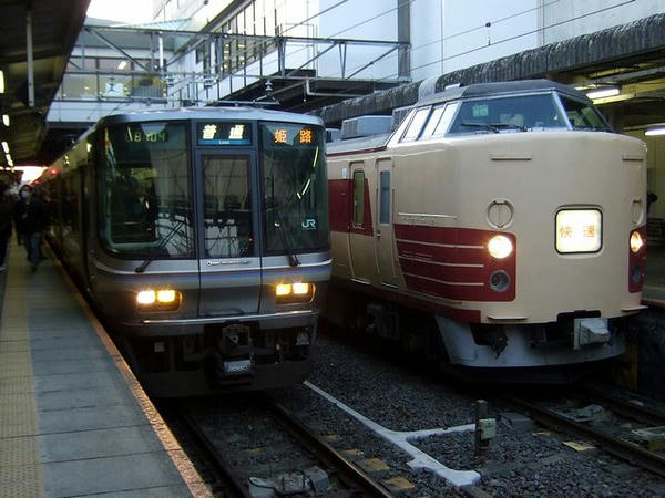 大垣駅で並ぶ3203F（左側）とムーンライトながら