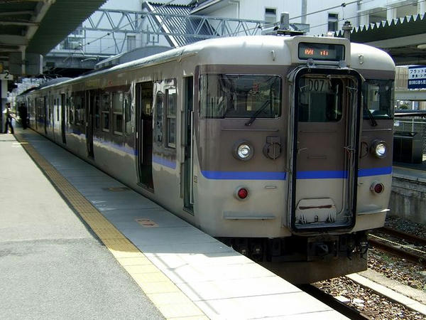 播州赤穂駅に停車中の1913M