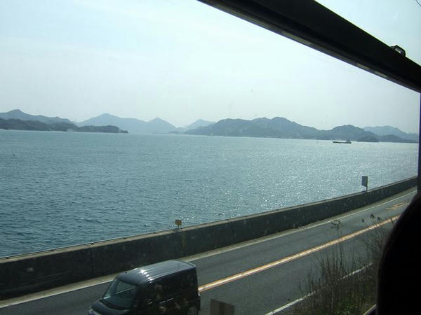 車窓には瀬戸内海