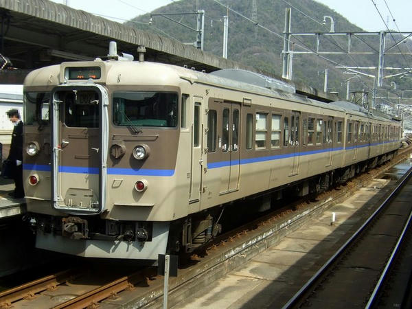 三原駅に到着した列車