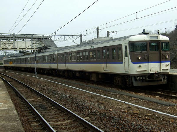 白市駅に停車中の1563M
