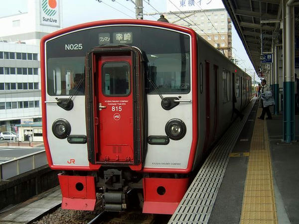 中津駅で発車を待つ4633M