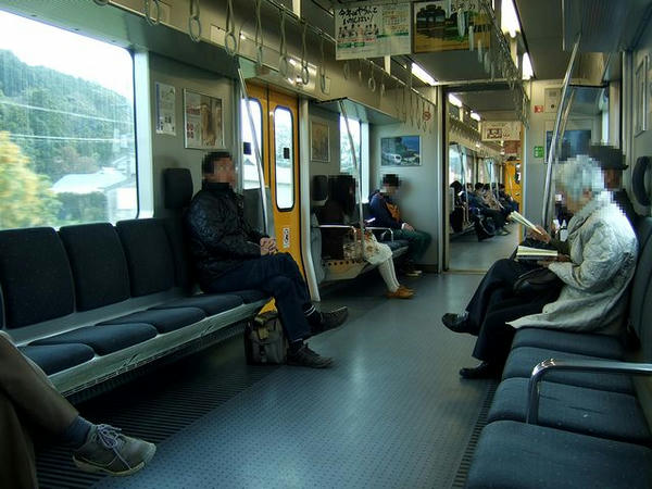 4633Mの車内