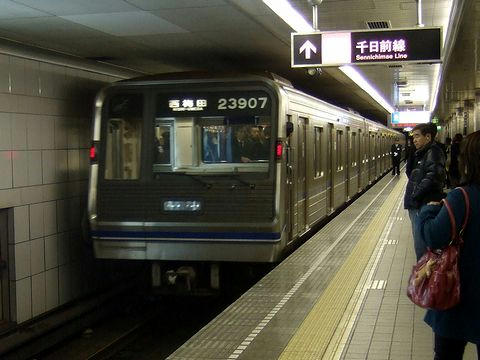 なんば駅に到着した四つ橋線の電車