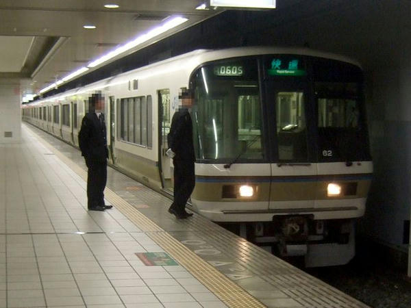 JRなんば駅で発車を待つ326K快速