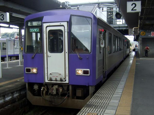 加茂駅で発車を待つ234D