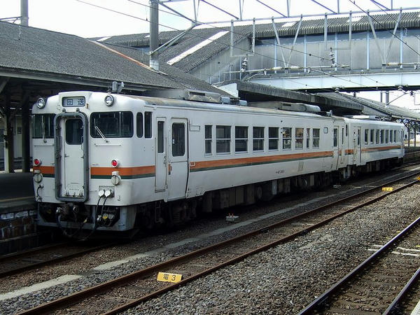 JR東海東海キハ40形気動車とキハ11形気動車