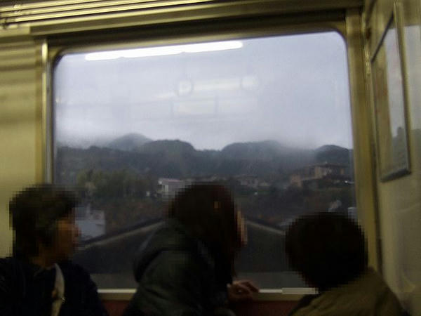 線路上は雨だけど山には雪が
