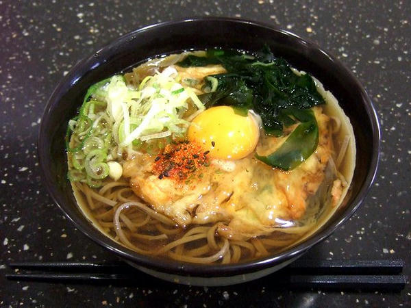 かき揚げそば 650円 ＋ 生たまご 50円