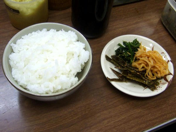ごはん 150円 と サービスの漬け物