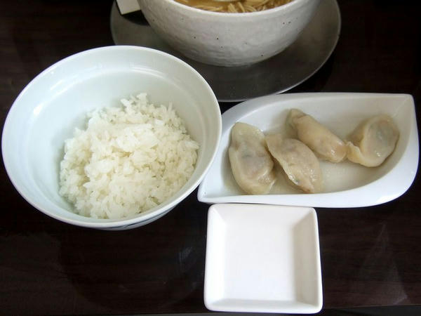 水餃子 290円 と 半ライス 100円
