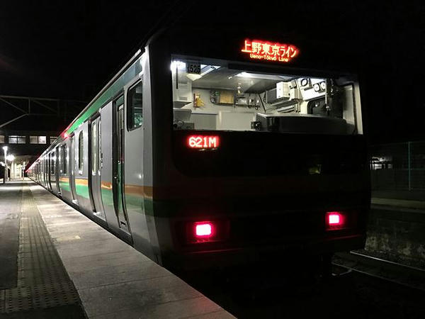氏家駅で発車を待つ上野東京ライン熱海行き