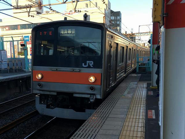 南浦和駅に到着する武蔵野線海浜幕張行き