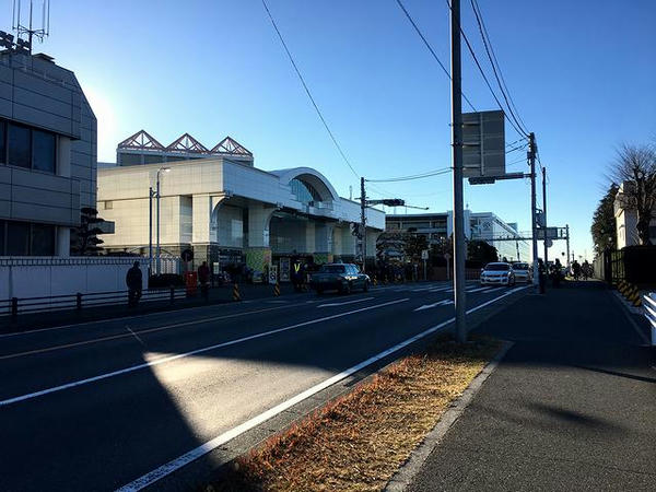 中山競馬場正門 