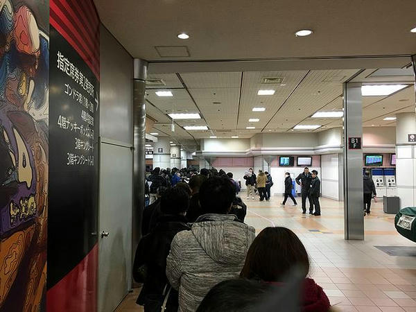 指定席発売所の待機列