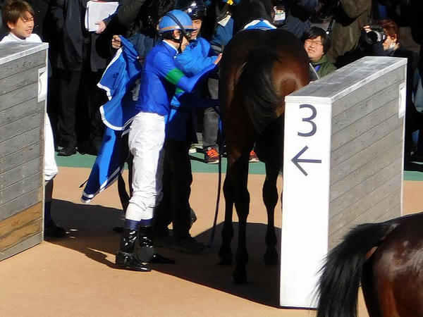 鞍を外す平野騎手