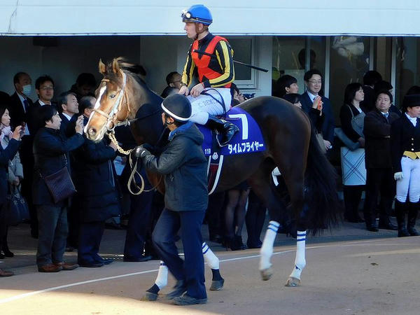 1番人気のタイムフライヤー号とC・デムーロ騎手