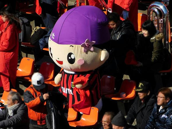 バックスタンドで応援するともなりくん
