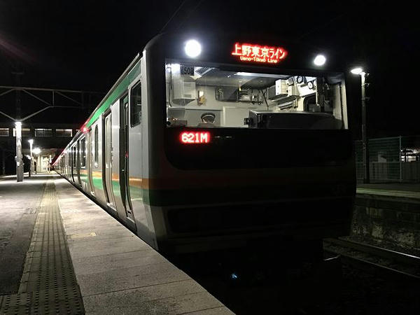 氏家駅で発車を待つ熱海行き普通列車