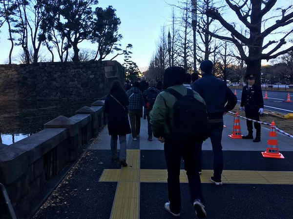 6番出口から皇居へと向かう人々