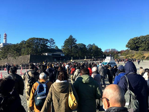 皇居正門へ向け移動開始