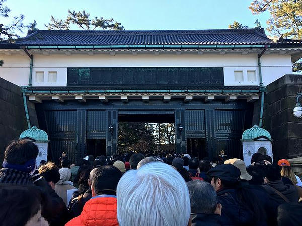 正門から参入