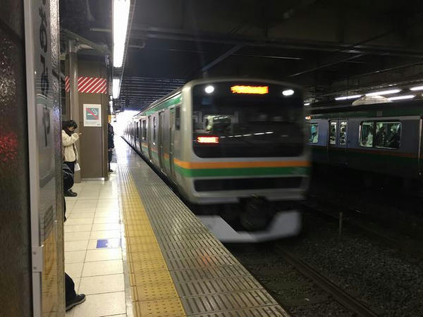 大宮駅に入線するJR宇都宮線宇都宮行き普通列車