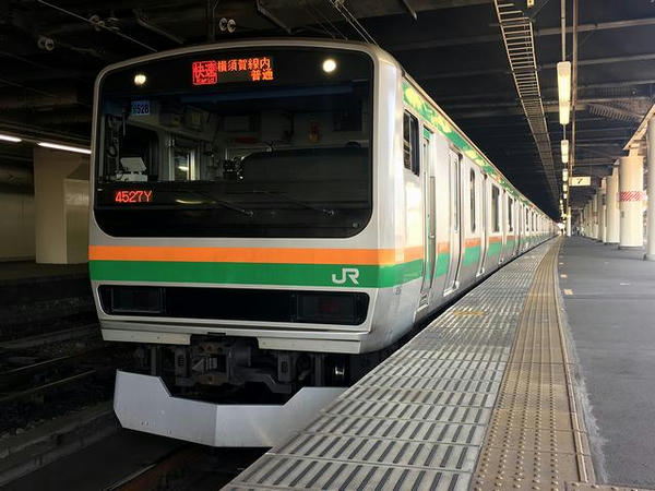  宇都宮駅で発車を待つ逗子行き快速列車