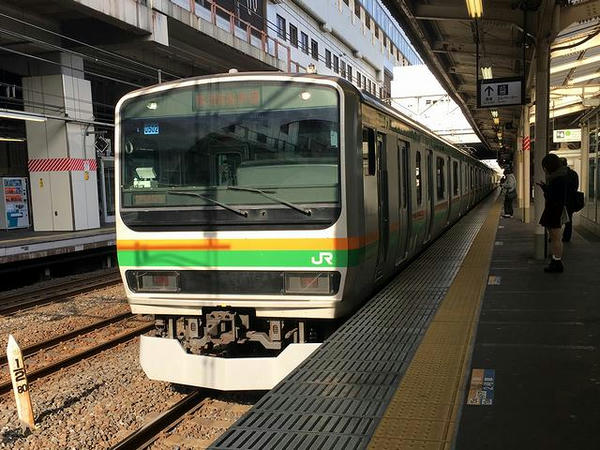 小山駅に入線する逗子行き普通列車