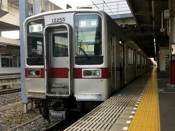 久喜駅で発車を待つ館林行き普通列車
