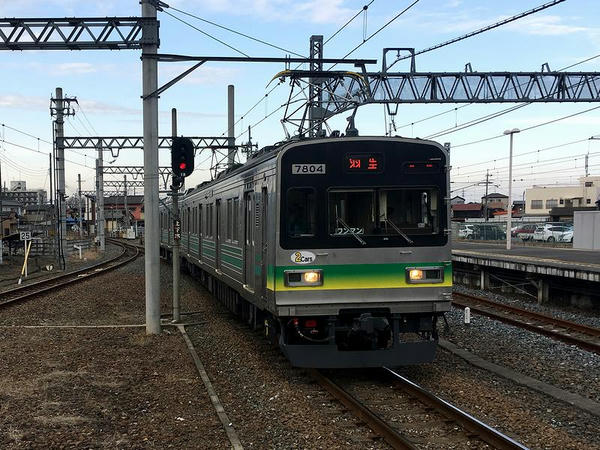 羽生駅に進入する三峰口からの普通列車