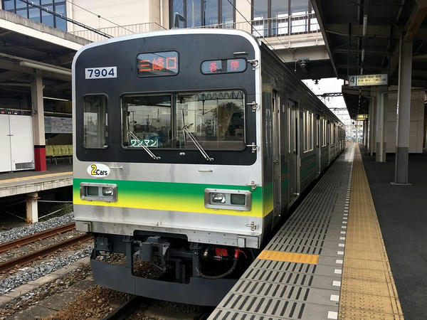羽生駅で発車を待つ三峰口行き普通列車