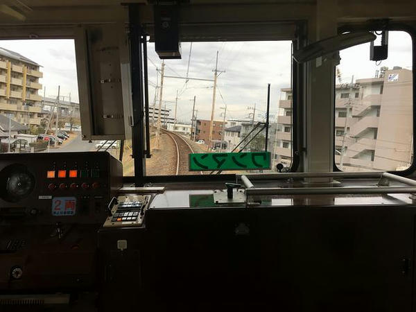 JR高崎線を跨いで熊谷駅へ（最後部の窓から）