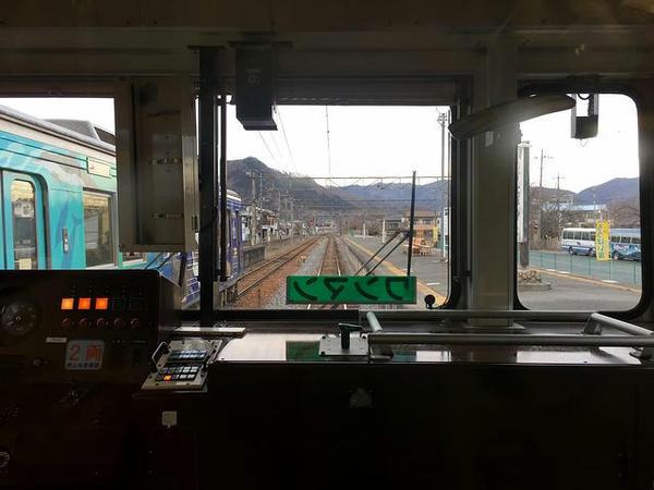 長瀞駅でペイント列車と交換（最後部の窓から）