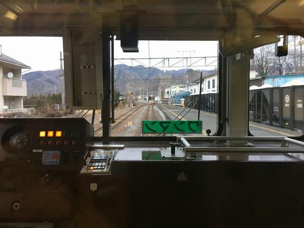 親鼻駅で貨物列車と交換（最後部の窓から）
