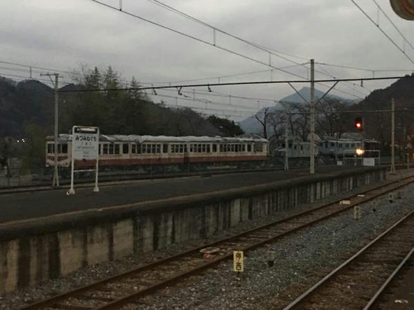 遠目に見た秩父鉄道車両公園