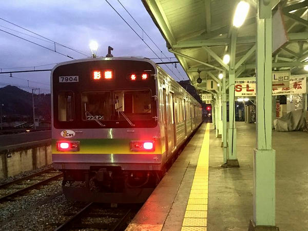 三峰口駅で発車を待つ影森行き普通列車