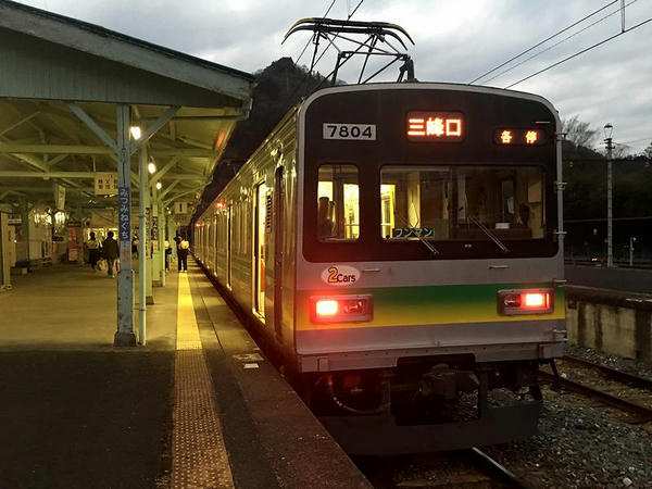 三峰口駅に到着した普通列車