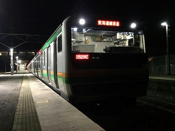 氏家駅で発車を待つ熱海行き普通列車