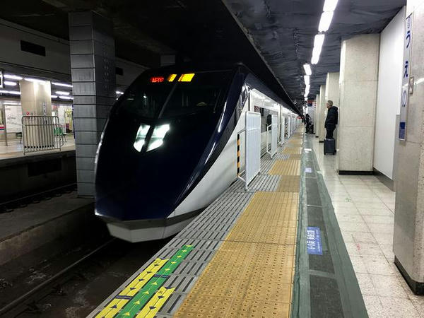 京成上野駅に2番線ホームに入線する回送列車