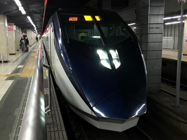 京成上野駅で発車を待つスカイライナー13号