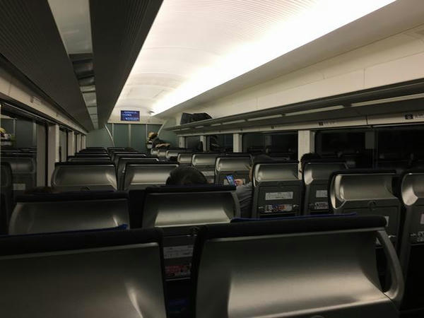 京成上野駅発車直後の車内
